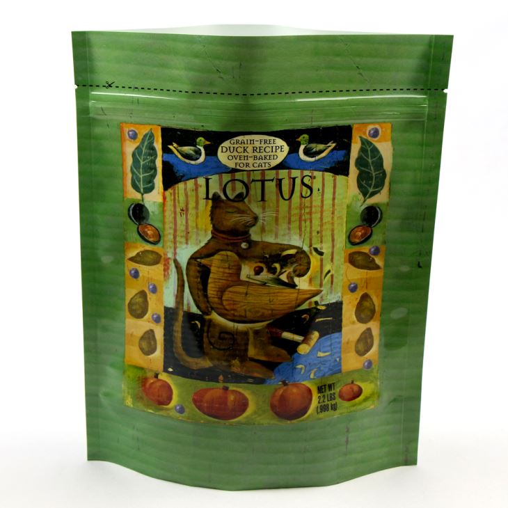 Tenez le sac de nourriture de chat