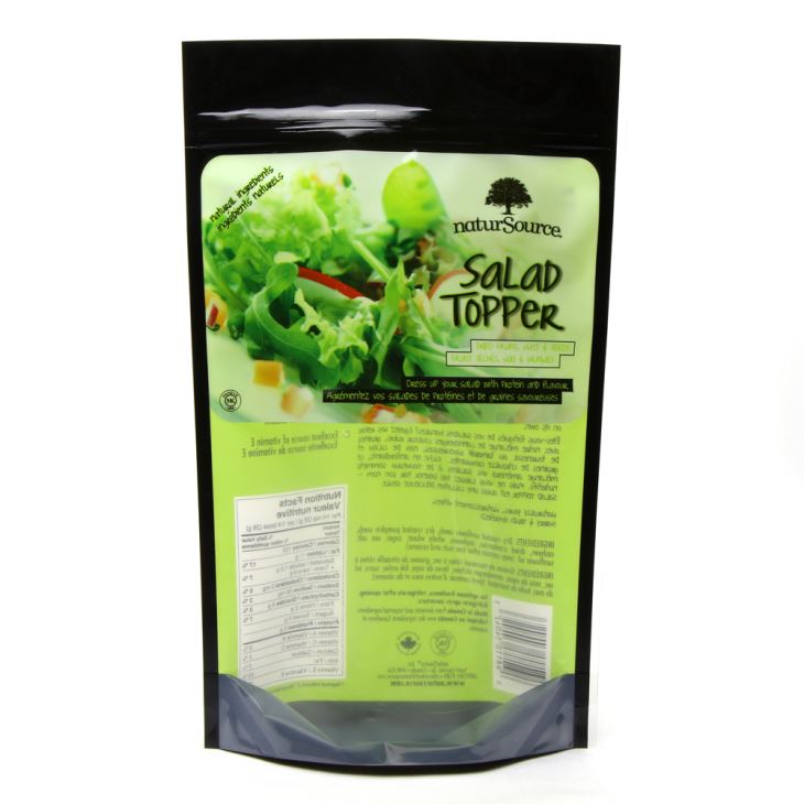 L'impression multicolore tiennent la poche pour la salade végétale