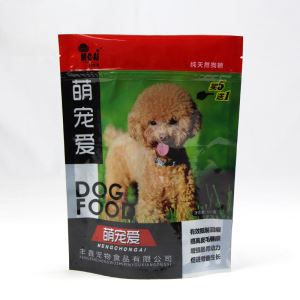 Tenez l'emballage alimentaire de chien avec la fenêtre