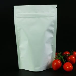 Le papier d'aluminium tiennent la poche avec le sac d'emballage de noix de tirette