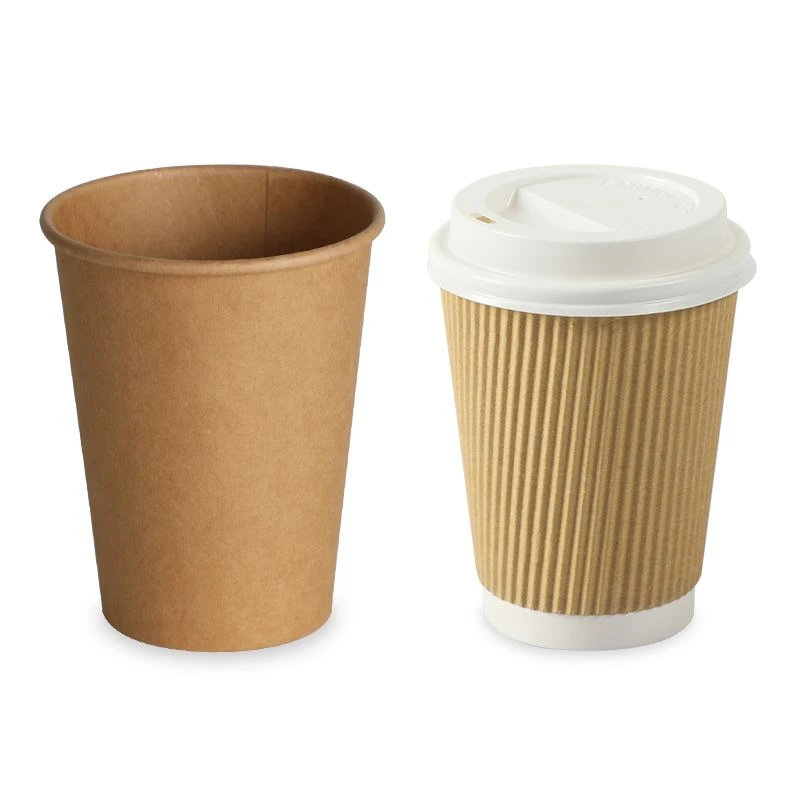 Gobelets à café en papier isolés